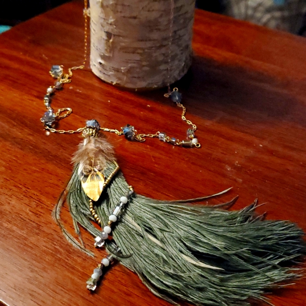 Necklace featuring Green feather tassle